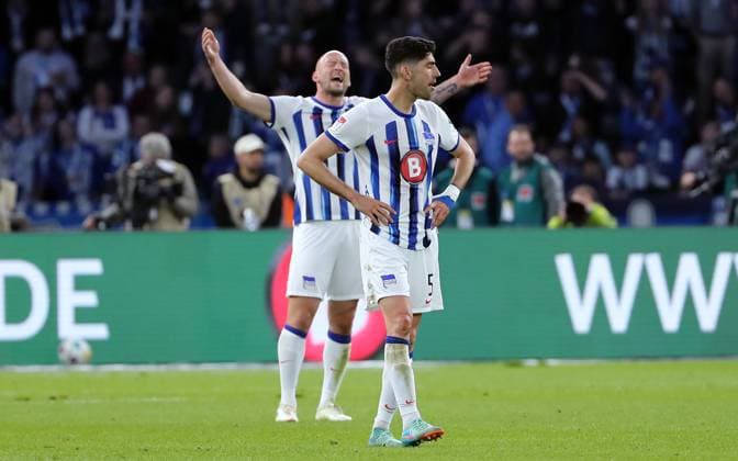 Toni Leistner, Andreas Bouchalakis enttäuscht nach Spielende Enttäuschung Fußball Fussball DFL 2.Bundesliga Herren 31.Spieltag Saison 2023 2024 26.04.2024 Hertha BSC Berlin vs. Hannover 96 DFL regulations prohibit any use of photographs as image sequences and or quasi-video