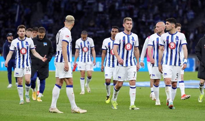Jonjoe Kenny, Marc Oliver Kempf, Florian Niederlechner, Toni Leistner, Andreas Bouchalakis, Herthamannschaft enttäuscht nach Spielende Enttäuschung Fußball Fussball DFL 2.Bundesliga Herren 31.Spieltag Saison 2023 2024 26.04.2024 Hertha BSC Berlin vs. Hannover 96 DFL regulations prohibit any use of photographs as image sequences and or quasi-video