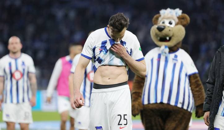 Haris Tabakovic, Herthamannschaft enttäuscht nach Spielende Enttäuschung Fußball Fussball DFL 2.Bundesliga Herren 31.Spieltag Saison 2023 2024 26.04.2024 Hertha BSC Berlin vs. Hannover 96 DFL regulations prohibit any use of photographs as image sequences and or quasi-video