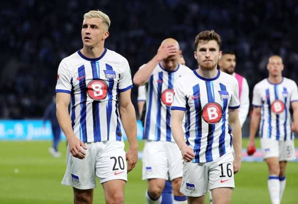 Marc Oliver Kempf, Toni Leistner, Jonjoe Kenny, Herthamannschaft enttäuscht nach Spielende Enttäuschung Fußball Fussball DFL 2.Bundesliga Herren 31.Spieltag Saison 2023 2024 26.04.2024 Hertha BSC Berlin vs. Hannover 96 DFL regulations prohibit any use of photographs as image sequences and or quasi-video