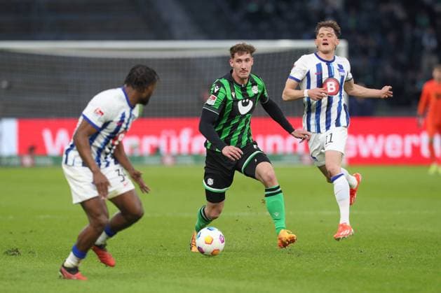 26.04.2024, xtgx, Fussball - 2.Bundesliga, Hertha BSC Berlin - Hannover 96 emspor, v.l. Yannik Luehrs (Hannover, 34) am Ball, plays the ball (DFL DFB REGULATIONS PROHIBIT ANY USE OF PHOTOGRAPHS as IMAGE SEQUENCES and or QUASI-VIDEO) Berlin