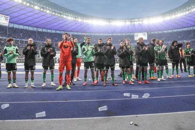 26.04.2024, xtgx, Fussball - 2.Bundesliga, Hertha BSC Berlin - Hannover 96 emspor, v.l. Hannover bedankt sich bei den Fans (DFL DFB REGULATIONS PROHIBIT ANY USE OF PHOTOGRAPHS as IMAGE SEQUENCES and or QUASI-VIDEO) Berlin