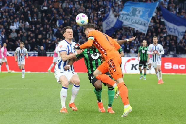 DEU, DFL, 2. FBL, Hertha BSC vs. Hannover 96, 26.04.2024, Berliner Olympiastadion, Berlin, DEU, DFL, 2. FBL, Hertha BSC vs. Hannover 96, im Bild Fabian Reese (Hertha BSC Berlin 11), Bright Arrey-Mbi (Hannover 96 4), Ron-Robert Zieler (Hannover 96 1) DFL - regulations prohibit any use of Photographs as image sequences and or quasi-video Foto: Juergen Engler nordphoto GmbH