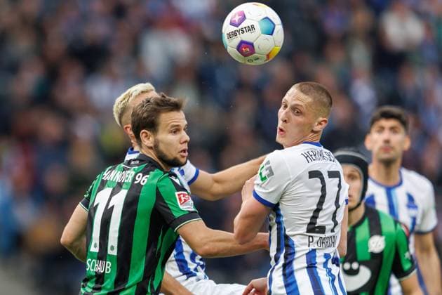 Berlin, 26.04.24, Fussball, 2.Bundesliga, 31. Spieltag, Hertha BSC - Hannover 96, Olympiastadion. Louis Schaub von Hannover 96 kaempft gegen Berlins Palko Dardai um den Ball. DFL regulations and DFB regulations prohibit any use of photographs as image sequences and or quasi-video, Foto: Andreas Gora Hertha BSC - Hannover 96