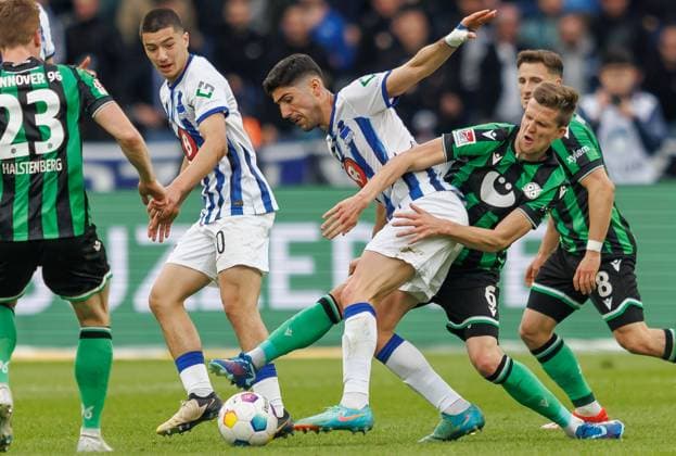 Berlin, 26.04.24, Fussball, 2.Bundesliga, 31. Spieltag, Hertha BSC - Hannover 96, Olympiastadion. Berlins Andreas Bouchalakis kaempft gegen Fabian Kunze von Hannover 96 um den Ball. DFL regulations and DFB regulations prohibit any use of photographs as image sequences and or quasi-video, Foto: Andreas Gora Hertha BSC - Hannover 96