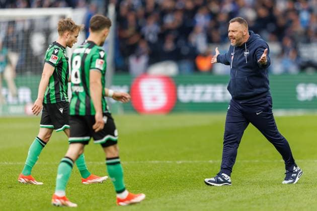 Berlin, 26.04.24, Fussball, 2.Bundesliga, 31. Spieltag, Hertha BSC - Hannover 96, Olympiastadion.Trainer Pal Dardai von Hertha BSC laeuft gestikulierend ueber den Platz. DFL regulations and DFB regulations prohibit any use of photographs as image sequences and or quasi-video, Foto: Andreas Gora Hertha BSC - Hannover 96