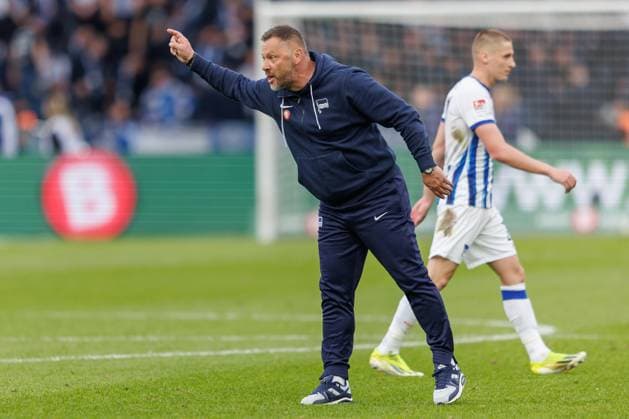 Berlin, 26.04.24, Fussball, 2.Bundesliga, 31. Spieltag, Hertha BSC - Hannover 96, Olympiastadion.Trainer Pal Dardai von Hertha BSC laeuft gestikulierend ueber den Platz. DFL regulations and DFB regulations prohibit any use of photographs as image sequences and or quasi-video, Foto: Andreas Gora Hertha BSC - Hannover 96