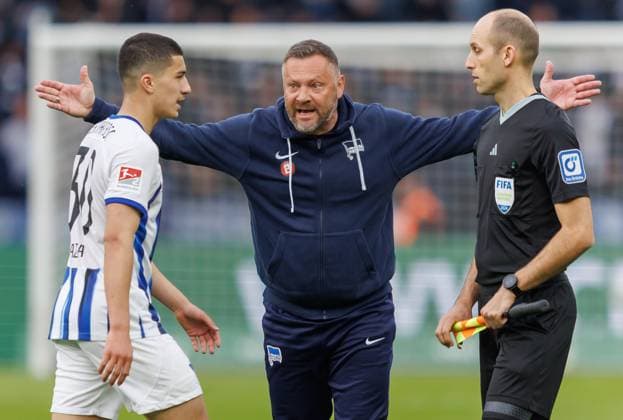 Berlin, 26.04.24, Fussball, 2.Bundesliga, 31. Spieltag, Hertha BSC - Hannover 96, Olympiastadion.Trainer Pal Dardai von Hertha BSC laeuft gestikulierend ueber den Platz. DFL regulations and DFB regulations prohibit any use of photographs as image sequences and or quasi-video, Foto: Andreas Gora Hertha BSC - Hannover 96