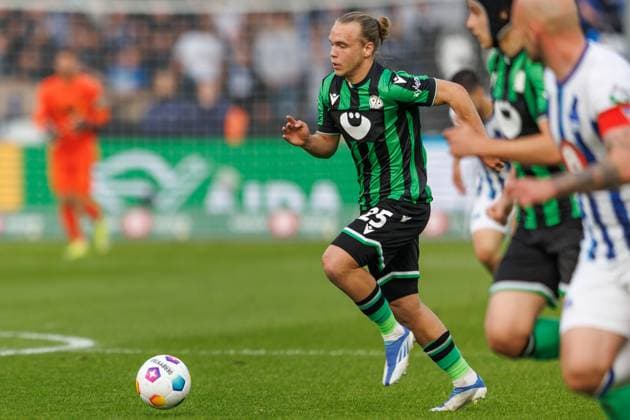 Berlin, 26.04.24, Fussball, 2.Bundesliga, 31. Spieltag, Hertha BSC - Hannover 96, Olympiastadion. Lars Gindorf von Hannover 96 laeuft mit dem Ball über den Platz. DFL regulations and DFB regulations prohibit any use of photographs as image sequences and or quasi-video, Foto: Andreas Gora Hertha BSC - Hannover 96