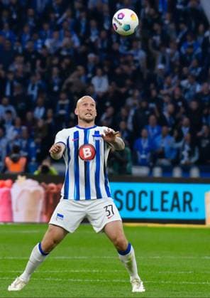 Fussball 2. Bundesliga, Hertha BSC - Hannover 96 26.04.2024,xdanx,Fussball 2. Bundesliga, Hertha BSC - Hannover 96, v.l. Toni Leistner (Hertha BSC 37),geht zum Kopfball (DFL DFB REGULATIONS PROHIBIT ANY USE OF PHOTOGRAPHS as IMAGE SEQUENCES and or QUASI-VIDEO) Foto: Daniel Lakomski Berlin Olympiastadion Berlin Berlin Deutschland (DE)
