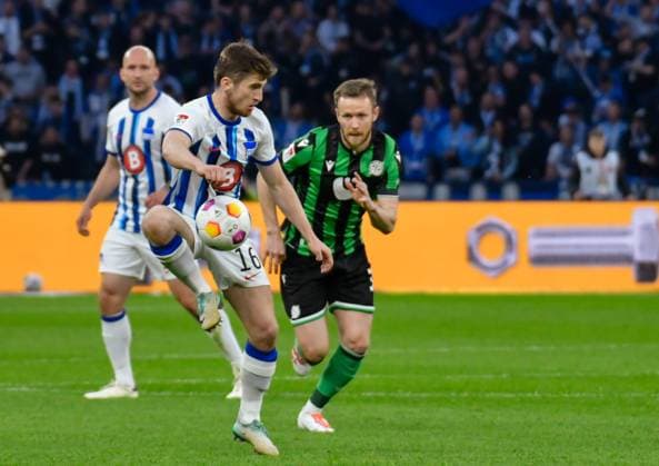Fussball 2. Bundesliga, Hertha BSC - Hannover 96 26.04.2024,xdanx,Fussball 2. Bundesliga, Hertha BSC - Hannover 96, v.l. Jonjoe Kenny (Hertha BSC 16),Cedric Teuchert (Hannover 96 36),Zweikampf, Duell, Kampf, tackle (DFL DFB REGULATIONS PROHIBIT ANY USE OF PHOTOGRAPHS as IMAGE SEQUENCES and or QUASI-VIDEO) Foto: Daniel Lakomski Berlin Olympiastadion Berlin Berlin Deutschland (DE)