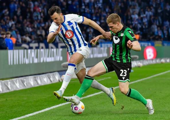 Fussball 2. Bundesliga, Hertha BSC - Hannover 96 26.04.2024,xdanx,Fussball 2. Bundesliga, Hertha BSC - Hannover 96, v.l. Haris Tabakovic (Hertha BSC 25),Marcel Halstenberg (Hannover 96 23),Zweikampf, Duell, Kampf, tackle (DFL DFB REGULATIONS PROHIBIT ANY USE OF PHOTOGRAPHS as IMAGE SEQUENCES and or QUASI-VIDEO) Foto: Daniel Lakomski Berlin Olympiastadion Berlin Berlin Deutschland (DE)
