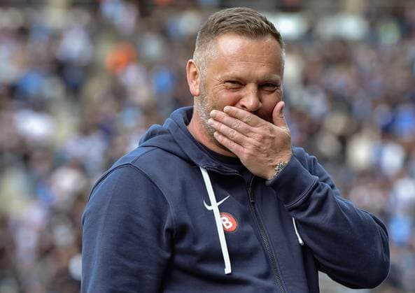 Sport Bilder des Tages Fussball 2. Bundesliga, Hertha BSC - Hannover 96 26.04.2024,xdanx,Fussball 2. Bundesliga, Hertha BSC - Hannover 96, v.l. Pal Dardai (Hertha BSC Trainer),laecheln,gibt Anweisungen, gestikuliert mit den Armen, gesticulate, gives instructions (DFL DFB REGULATIONS PROHIBIT ANY USE OF PHOTOGRAPHS as IMAGE SEQUENCES and or QUASI-VIDEO) Foto: Daniel Lakomski Berlin Olympiastadion Berlin Berlin Deutschland (DE)