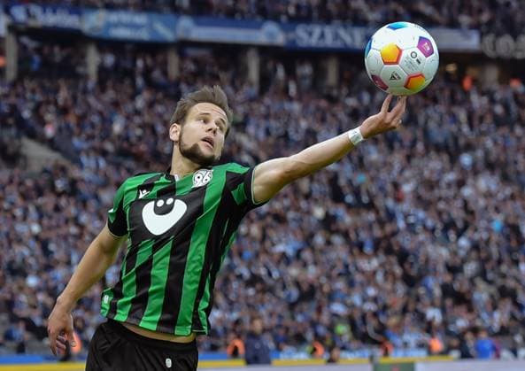 Fussball 2. Bundesliga, Hertha BSC - Hannover 96 26.04.2024,xdanx,Fussball 2. Bundesliga, Hertha BSC - Hannover 96, v.l. Louis Schaub (Hannover 96 11),geht mit der Hand zum Ball (DFL DFB REGULATIONS PROHIBIT ANY USE OF PHOTOGRAPHS as IMAGE SEQUENCES and or QUASI-VIDEO) Foto: Daniel Lakomski Berlin Olympiastadion Berlin Berlin Deutschland (DE)
