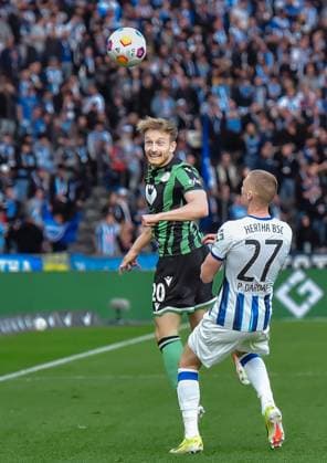 Fussball 2. Bundesliga, Hertha BSC - Hannover 96 26.04.2024,xdanx,Fussball 2. Bundesliga, Hertha BSC - Hannover 96, v.l. Jannik Dehm (Hannover 96 20),Palko Dardai (Hertha BSC 27),Kopfball Duell (DFL DFB REGULATIONS PROHIBIT ANY USE OF PHOTOGRAPHS as IMAGE SEQUENCES and or QUASI-VIDEO) Foto: Daniel Lakomski Berlin Olympiastadion Berlin Berlin Deutschland (DE)