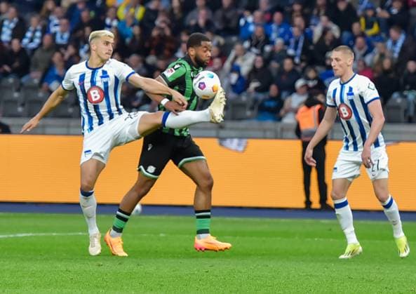 Fussball 2. Bundesliga, Hertha BSC - Hannover 96 26.04.2024,xdanx,Fussball 2. Bundesliga, Hertha BSC - Hannover 96, v.l. Marc Oliver Kempf (Hertha BSC 20),Brooklyn Ezeh (Hannover 96 37),Palko Dardai (Hertha BSC 27),Zweikampf, Duell, Kampf, tackle (DFL DFB REGULATIONS PROHIBIT ANY USE OF PHOTOGRAPHS as IMAGE SEQUENCES and or QUASI-VIDEO) Foto: Daniel Lakomski Berlin Olympiastadion Berlin Berlin Deutschland (DE)