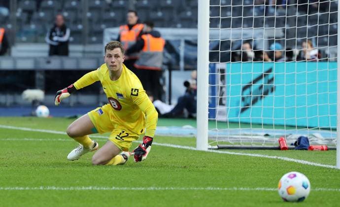 Torwart Tjark Ernst sieht dem Ball hinterher Einzelbild Freisteller Aktion Fußball Fussball DFL 2.Bundesliga Herren 31.Spieltag Saison 2023 2024 26.04.2024 Hertha BSC Berlin vs. Hannover 96 DFL regulations prohibit any use of photographs as image sequences and or quasi-video
