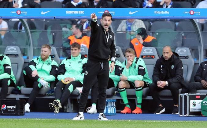 Trainer Stefan Leitl zeigend, gestikulierend Einzelbild Freisteller Aktion Fußball Fussball DFL 2.Bundesliga Herren 31.Spieltag Saison 2023 2024 26.04.2024 Hertha BSC Berlin vs. Hannover 96 DFL regulations prohibit any use of photographs as image sequences and or quasi-video