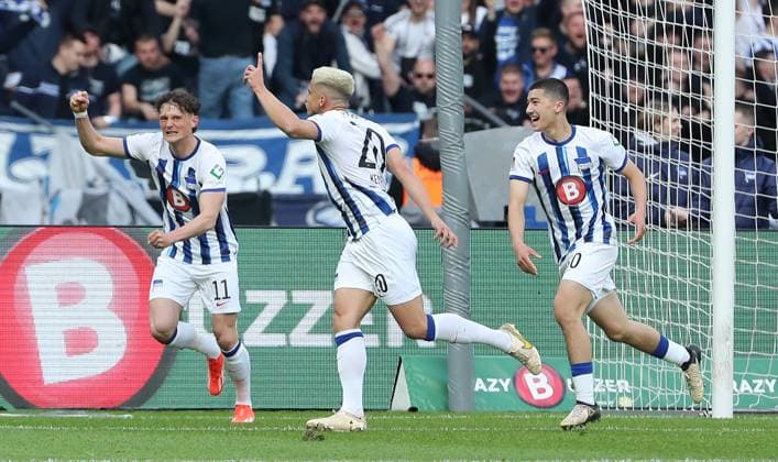 Mitte Marc Oliver Kempf jubelt nach 1:0 mit Fabian Reese, Ibrahim Maza Freude Emotion Jubel Fußball Fussball DFL 2.Bundesliga Herren 31.Spieltag Saison 2023 2024 26.04.2024 Hertha BSC Berlin vs. Hannover 96 DFL regulations prohibit any use of photographs as image sequences and or quasi-video