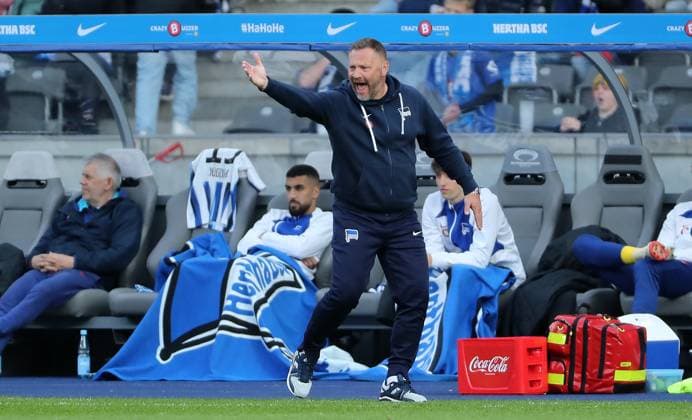 Trainer Pal Dardai zeigend, gestikulierend, dahinter Aymane Barkok Fußball Fussball DFL 2.Bundesliga Herren 31.Spieltag Saison 2023 2024 26.04.2024 Hertha BSC Berlin vs. Hannover 96 DFL regulations prohibit any use of photographs as image sequences and or quasi-video