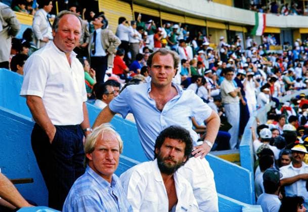 Archivbilder der Woche SPORT KW17 Uwe Seeler , Uli Hoeneß , vorne Rolf Rüssmann und Paul Breitner auf der Zuschauer Tribüne Uwe Seeler , Uli Hoeneß , vorne Rolf Rüssmann und Paul Breitner auf der Zuschauer Tribüne ARCHIV FOTO ! *** Uwe Seeler , Uli Hoeneß , front Rolf Rüßmann and Paul Breitner on the Spectators Grandstand Uwe Seeler , Uli Hoeneß , front Rolf Rüßmann and Paul Breitner on the Spectators Grandstand Archive Photo