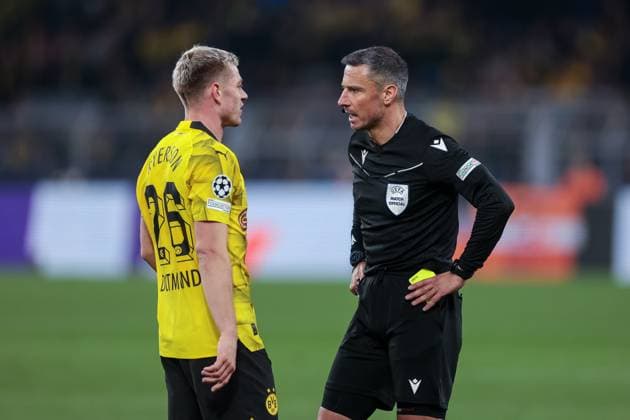 16.04.2024, Fussball, Saison 2023 2024, UEFA Champions League, UCL, Viertelfinale, Runde 2, Rueckspiel, Borussia Dortmund - Atletico Madrid, v. l. Julian Ryerson (Borussia Dortmund) bekommt von Schiedsrichter Slavko Vincic (SVN) die Gelbe Karte, Dortmund Signal Iduna Park NRW Deutschland xRHR-FOTO DEx Copyright: DennisxEwert RHR-FOTOx RHR-FOTO DE