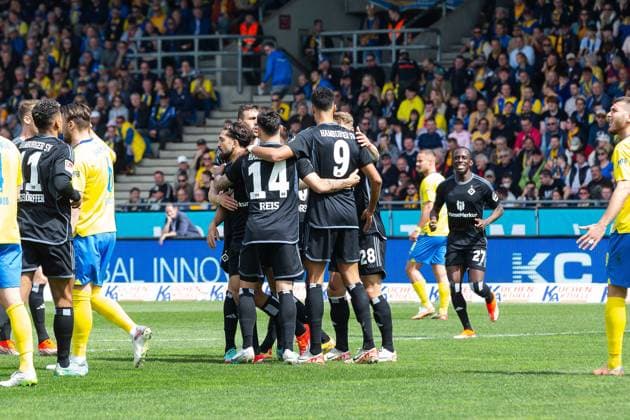 Fußball I Herren I Saison 2023-2024 I 2. Bundesliga I 31. Spieltag I Eintracht Braunschweig - Hamburger SV I 27.04.2024 Der Hamburger SV feiert das 0:1. Braunschweig Eintracht-Stadion Niedersachsen Deutschland