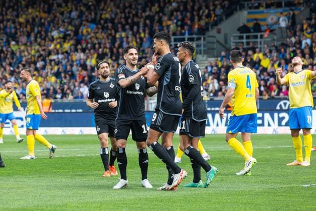 Fußball I Herren I Saison 2023-2024 I 2. Bundesliga I 31. Spieltag I Eintracht Braunschweig - Hamburger SV I 27.04.2024 Hamburger SV jubelt zum 0:2. Braunschweig Eintracht-Stadion Niedersachsen Deutschland