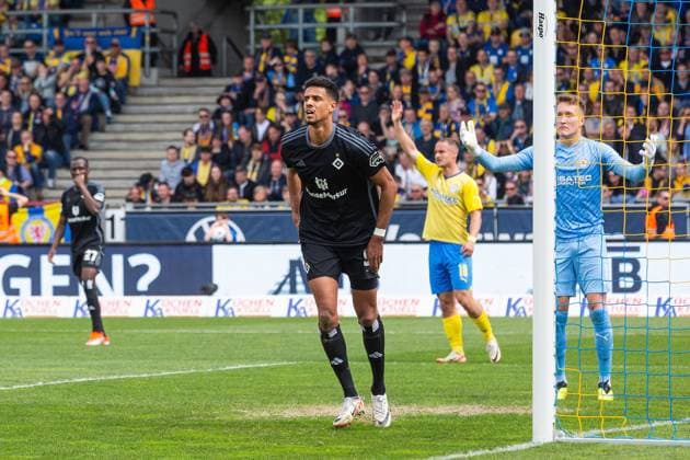 Fußball I Herren I Saison 2023-2024 I 2. Bundesliga I 31. Spieltag I Eintracht Braunschweig - Hamburger SV I 27.04.2024 Robert Glatzel (9, Hamburger SV) nach dem 0:2. Braunschweig Eintracht-Stadion Niedersachsen Deutschland