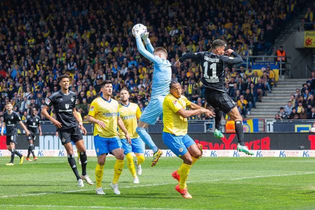 Fußball I Herren I Saison 2023-2024 I 2. Bundesliga I 31. Spieltag I Eintracht Braunschweig - Hamburger SV I 27.04.2024 Ransford-Yeboah Königsdörffer (11, Hamburger SV) geht gegen Ron-Thorben Hoffmann (1, Eintracht Braunschweig) ins Duell. Braunschweig Eintracht-Stadion Niedersachsen Deutschland