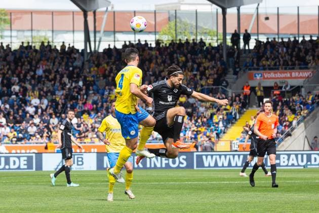 Fußball I Herren I Saison 2023-2024 I 2. Bundesliga I 31. Spieltag I Eintracht Braunschweig - Hamburger SV I 27.04.2024 Jannis Nikolaou (4, Eintracht Braunschweig) geht gegen Immanuel Pherai (10, Hamburger SV) ins Duell. Braunschweig Eintracht-Stadion Niedersachsen Deutschland