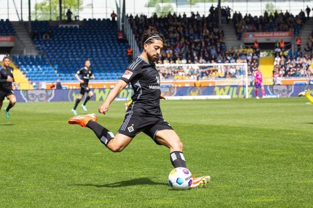 Fußball I Herren I Saison 2023-2024 I 2. Bundesliga I 31. Spieltag I Eintracht Braunschweig - Hamburger SV I 27.04.2024 Immanuel Pherai (10, Hamburger SV) schlägt eine Flanke. Braunschweig Eintracht-Stadion Niedersachsen Deutschland