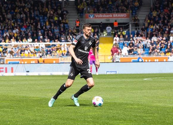Fußball I Herren I Saison 2023-2024 I 2. Bundesliga I 31. Spieltag I Eintracht Braunschweig - Hamburger SV I 27.04.2024 Jonas Meffert (23, Hamburger SV) am Ball. Braunschweig Eintracht-Stadion Niedersachsen Deutschland