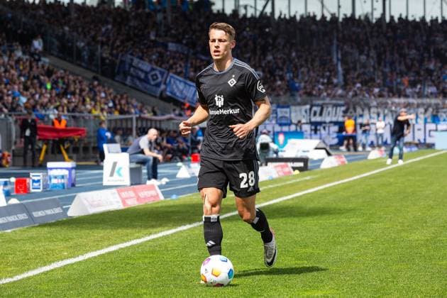 Fußball I Herren I Saison 2023-2024 I 2. Bundesliga I 31. Spieltag I Eintracht Braunschweig - Hamburger SV I 27.04.2024 Miro Muheim (28, Hamburger SV) am Ball. Braunschweig Eintracht-Stadion Niedersachsen Deutschland
