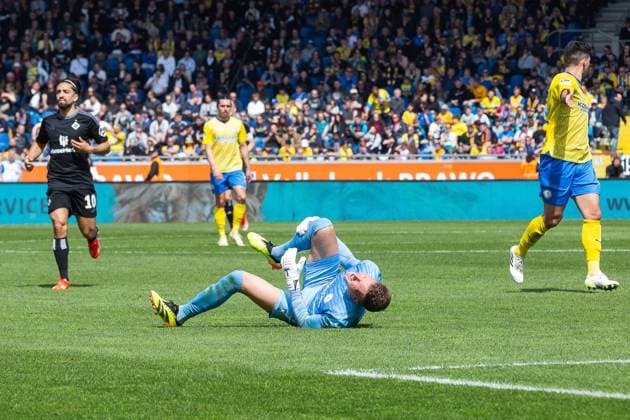 Fußball I Herren I Saison 2023-2024 I 2. Bundesliga I 31. Spieltag I Eintracht Braunschweig - Hamburger SV I 27.04.2024 Ron-Thorben Hoffmann (1, Eintracht Braunschweig) liegt mit Schmerzen am Boden. Braunschweig Eintracht-Stadion Niedersachsen Deutschland