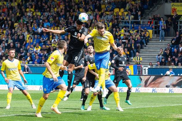 Fußball I Herren I Saison 2023-2024 I 2. Bundesliga I 31. Spieltag I Eintracht Braunschweig - Hamburger SV I 27.04.2024 Robert Glatzel (9, Hamburger SV) geht gegen Ermin Bicakcic (6, Eintracht Braunschweig) ins Kopfballduell. Braunschweig Eintracht-Stadion Niedersachsen Deutschland