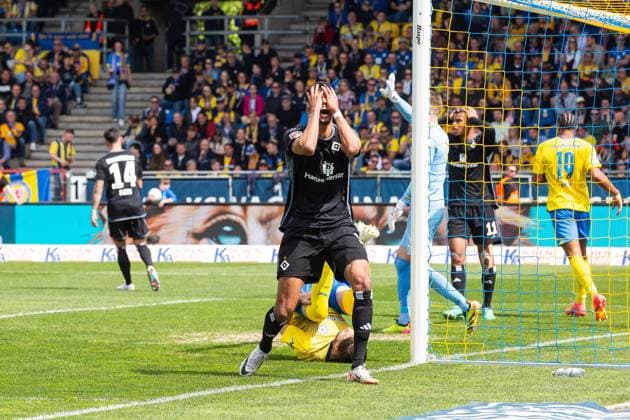 Fußball I Herren I Saison 2023-2024 I 2. Bundesliga I 31. Spieltag I Eintracht Braunschweig - Hamburger SV I 27.04.2024 Robert Glatzel (9, Hamburger SV) ärgert sich. Braunschweig Eintracht-Stadion Niedersachsen Deutschland