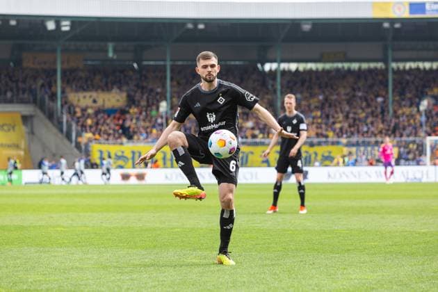 Fußball I Herren I Saison 2023-2024 I 2. Bundesliga I 31. Spieltag I Eintracht Braunschweig - Hamburger SV I 27.04.2024 Lukasz Poreba (6, Hamburger SV) nimmt den Ball an. Braunschweig Eintracht-Stadion Niedersachsen Deutschland