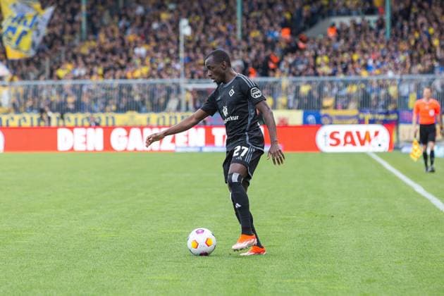 Fußball I Herren I Saison 2023-2024 I 2. Bundesliga I 31. Spieltag I Eintracht Braunschweig - Hamburger SV I 27.04.2024 Jean-Luc Dompe (27, Hamburger SV) am Ball. Braunschweig Eintracht-Stadion Niedersachsen Deutschland