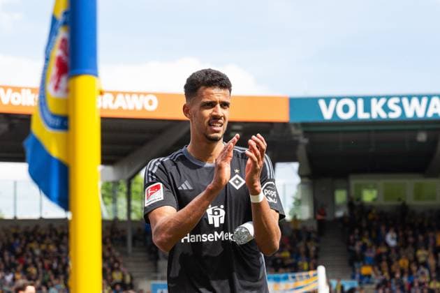 Fußball I Herren I Saison 2023-2024 I 2. Bundesliga I 31. Spieltag I Eintracht Braunschweig - Hamburger SV I 27.04.2024 Robert Glatzel (9, Hamburger SV) klatscht. Braunschweig Eintracht-Stadion Niedersachsen Deutschland
