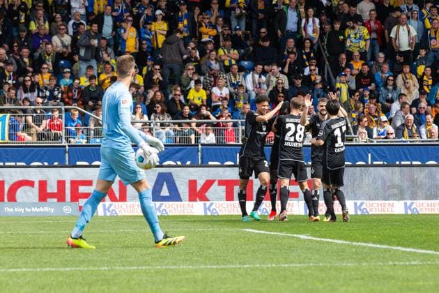 Fußball I Herren I Saison 2023-2024 I 2. Bundesliga I 31. Spieltag I Eintracht Braunschweig - Hamburger SV I 27.04.2024 Hamburger SV feiert zum Tor. Braunschweig Eintracht-Stadion Niedersachsen Deutschland