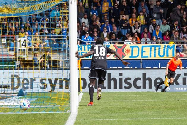 Fußball I Herren I Saison 2023-2024 I 2. Bundesliga I 31. Spieltag I Eintracht Braunschweig - Hamburger SV I 27.04.2024 Bakery Jatta (18, Hamburger SV) jubelt beim Tor. Braunschweig Eintracht-Stadion Niedersachsen Deutschland