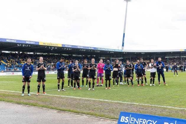 Fußball I Herren I Saison 2023-2024 I 2. Bundesliga I 31. Spieltag I Eintracht Braunschweig - Hamburger SV I 27.04.2024 Hamburger SV feiert den Sieg. Braunschweig Eintracht-Stadion Niedersachsen Deutschland
