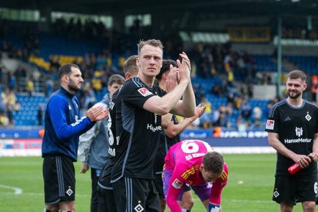 Fußball I Herren I Saison 2023-2024 I 2. Bundesliga I 31. Spieltag I Eintracht Braunschweig - Hamburger SV I 27.04.2024 Sebastian Schonlau (4, Hamburger SV) klatscht. Braunschweig Eintracht-Stadion Niedersachsen Deutschland