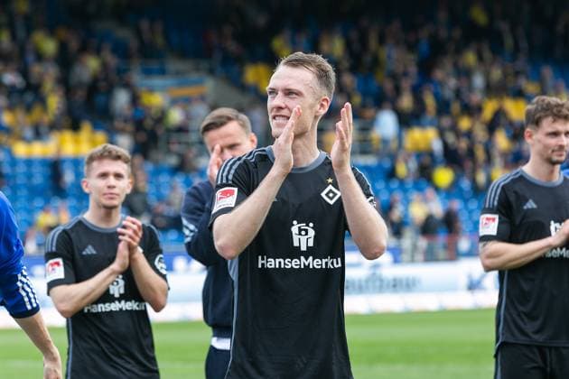 Fußball I Herren I Saison 2023-2024 I 2. Bundesliga I 31. Spieltag I Eintracht Braunschweig - Hamburger SV I 27.04.2024 Sebastian Schonlau (4, Hamburger SV) klatscht. Braunschweig Eintracht-Stadion Niedersachsen Deutschland