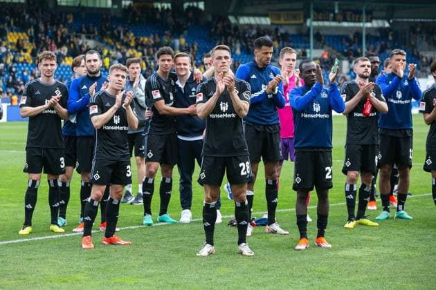 Fußball I Herren I Saison 2023-2024 I 2. Bundesliga I 31. Spieltag I Eintracht Braunschweig - Hamburger SV I 27.04.2024 Hamburger SV feiert den Sieg. Braunschweig Eintracht-Stadion Niedersachsen Deutschland