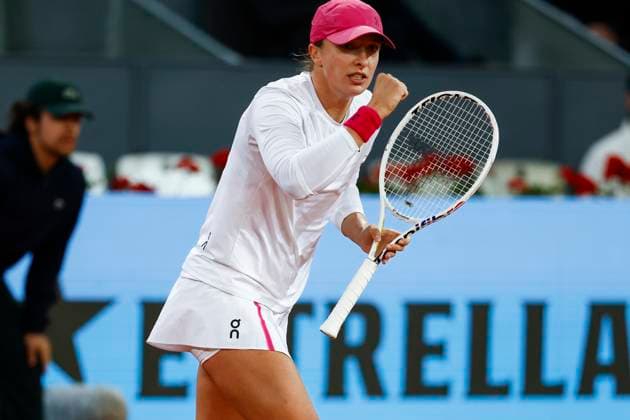 April 27, 2024, Madrid, Madrid, SPAIN: Iga Swiatek of Poland celebrates a point against Sorana Cirstea of Romania during the Mutua Madrid Open 2024, ATP, Tennis Herren Masters 1000 and WTA, Tennis Damen 1000, tournament celebrated at Caja Magica on April 27, 2024 in Madrid, Spain. Madrid SPAIN - ZUMAa181 20240427_zaa_a181_009 Copyright: xIrinaxR.xHipolitox