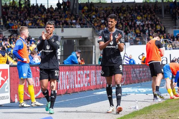 Fußball I Herren I Saison 2023-2024 I 2. Bundesliga I 31. Spieltag I Eintracht Braunschweig - Hamburger SV I 27.04.2024 Ransford-Yeboah Königsdörffer (11, Hamburger SV) und Robert Glatzel (9, Hamburger SV) klatschen. Braunschweig Eintracht-Stadion Niedersachsen Deutschland