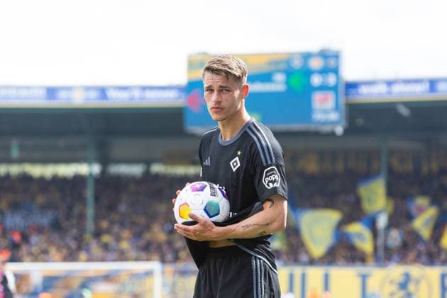 Fußball I Herren I Saison 2023-2024 I 2. Bundesliga I 31. Spieltag I Eintracht Braunschweig - Hamburger SV I 27.04.2024 Miro Muheim (28, Hamburger SV) schaut in die Kamera. Braunschweig Eintracht-Stadion Niedersachsen Deutschland
