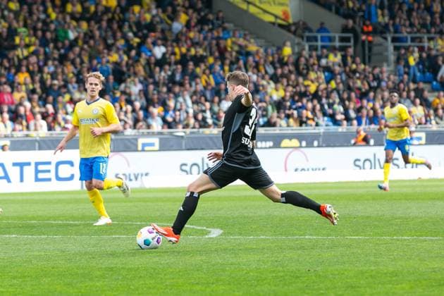 Fußball I Herren I Saison 2023-2024 I 2. Bundesliga I 31. Spieltag I Eintracht Braunschweig - Hamburger SV I 27.04.2024 Anssi Suhonen (36, Hamburger SV) schießt aufs Tor. Braunschweig Eintracht-Stadion Niedersachsen Deutschland